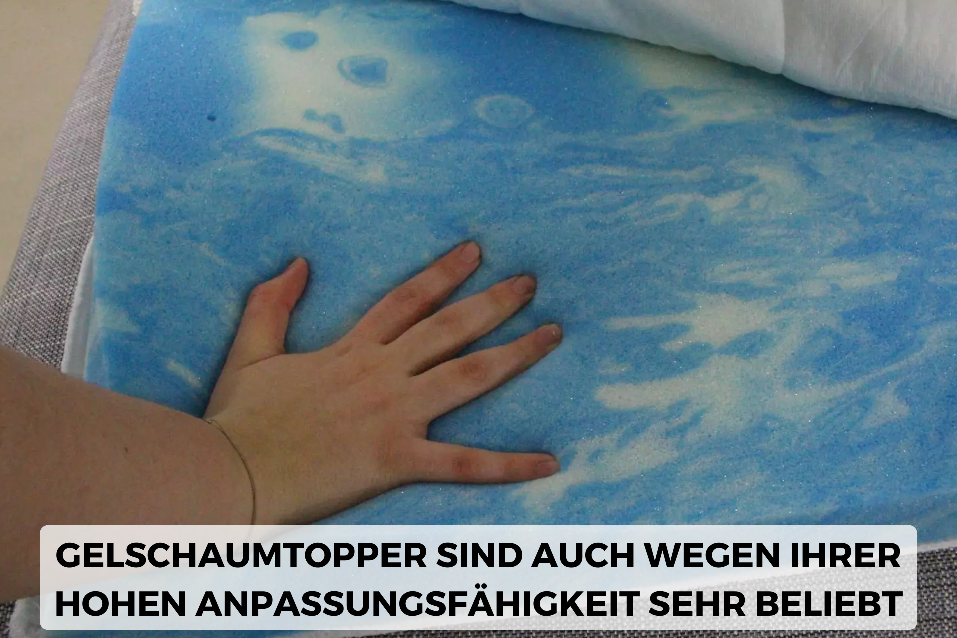 Gelschaumtopper mit blauem Schaum - Anpassungsfähigkeits-Test mit Händedruck